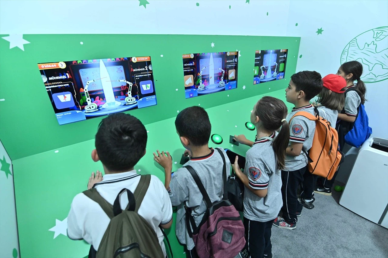 Roketsan TEKNOFEST'te Gençlerle Buluşuyor