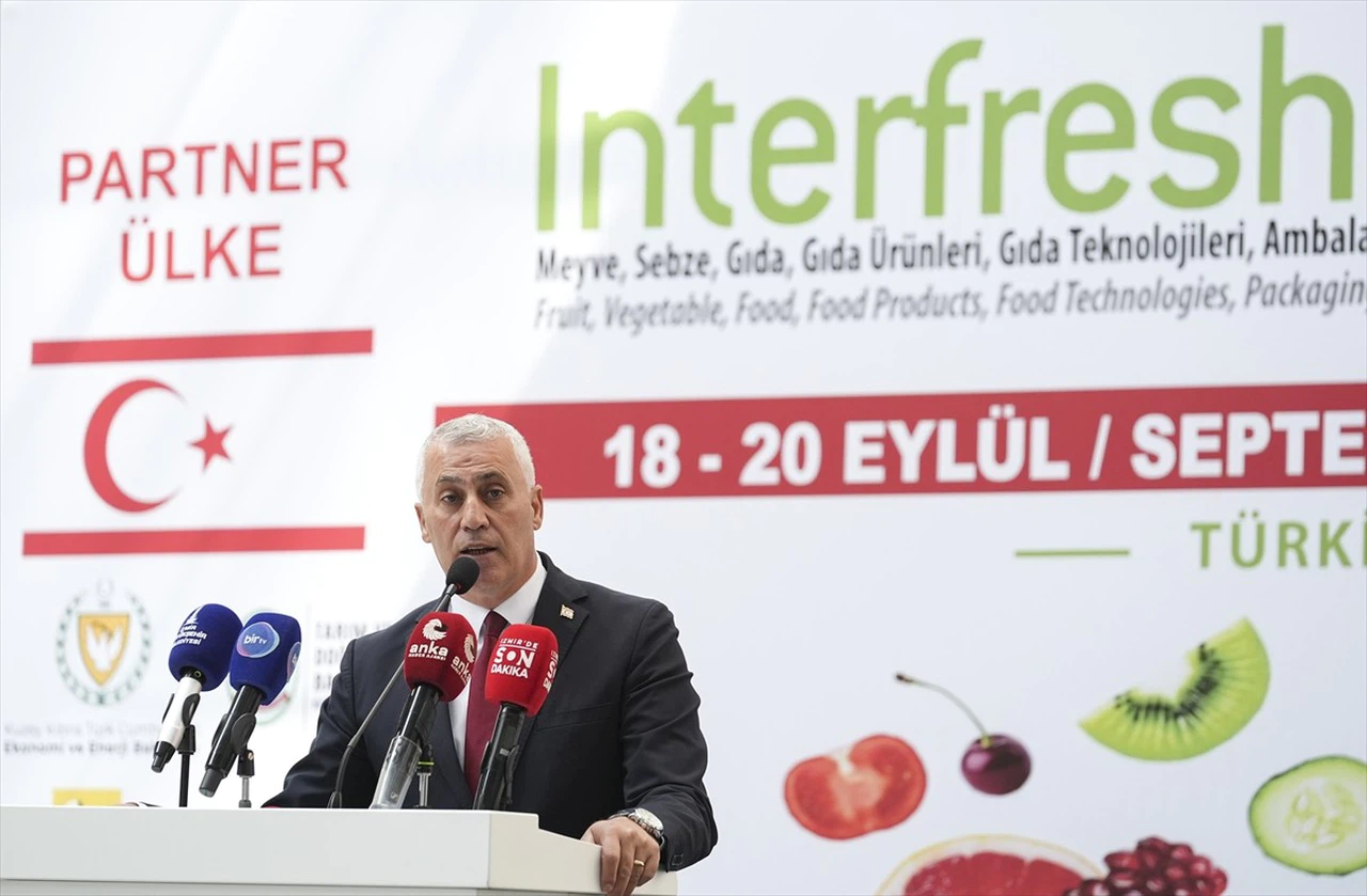 İzmir'de Meyve ve Sebze Fuarı Açıldı