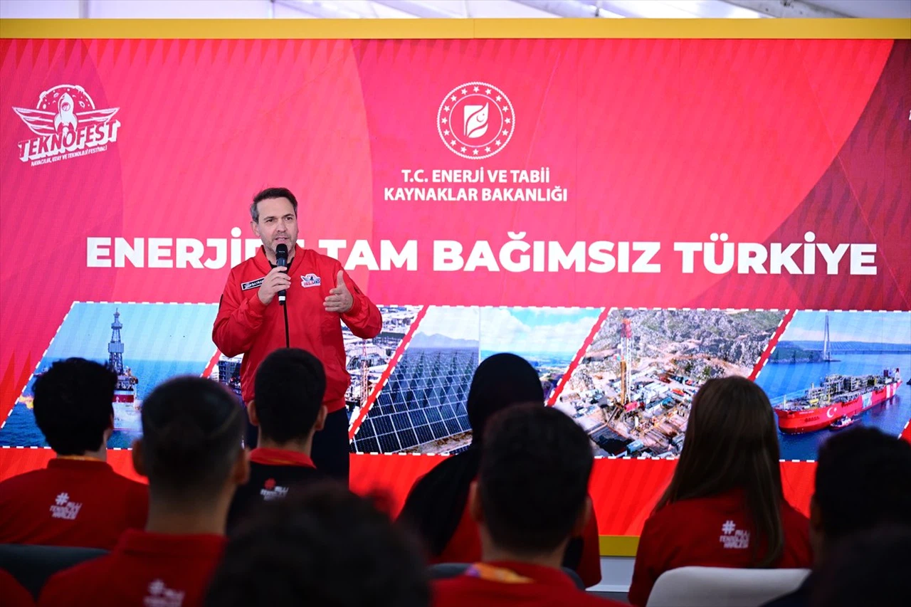 Enerji Bakanı Bayraktar, TEKNOFEST İstanbul'da Gençlerle Buluştu
