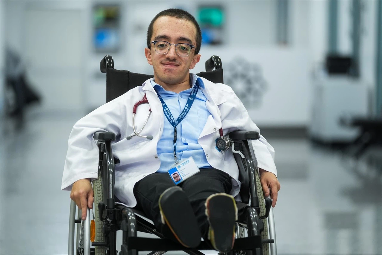 Hamza'nın Başarı Hikayesi: Cam Kemik Hastalığına Rağmen Doktorluk Hayalini Gerçekleştirdi