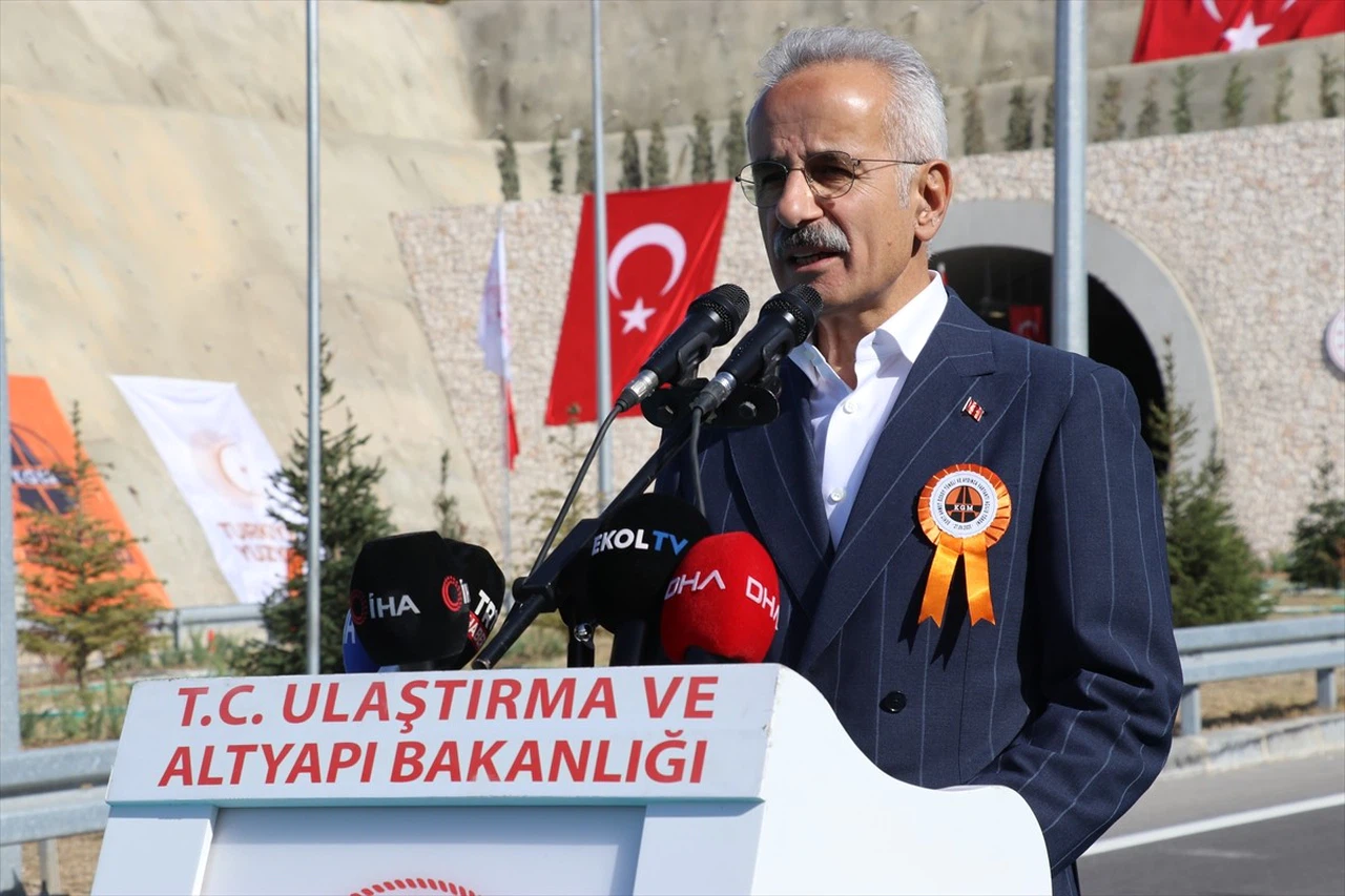 Ulaştırma ve Altyapı Bakanı Uraloğlu Amasya'da Yeni Ulaşım Projelerini Tanıttı