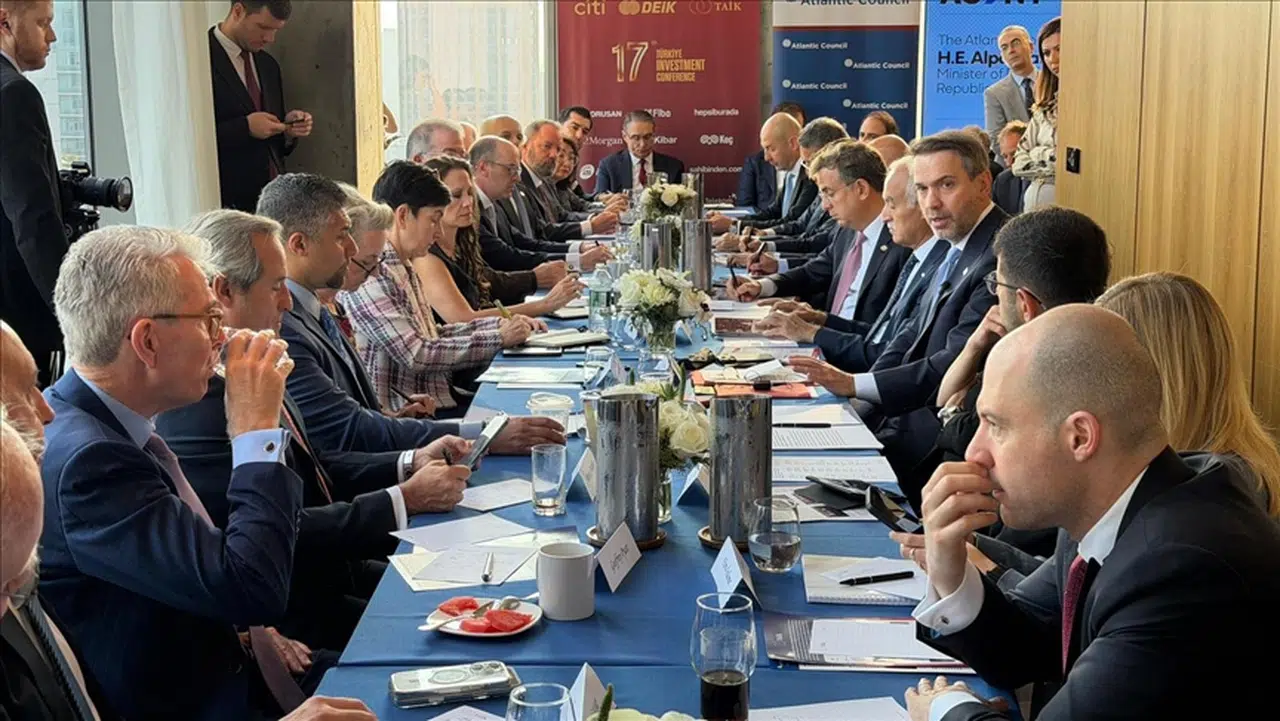 Bakan Bayraktar, ABD'li iş insanlarına yatırım çağrısında bulundu