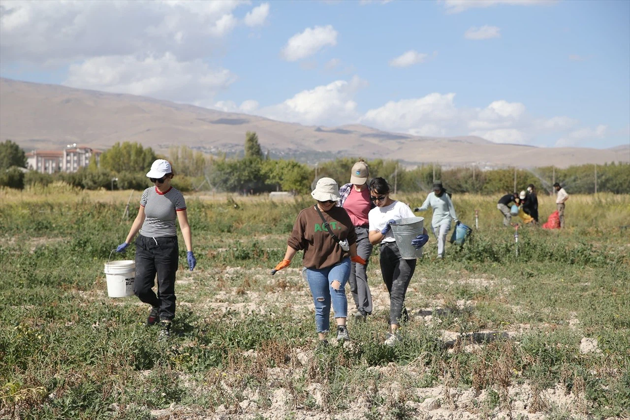 Geleceğin Ziraat Mühendisleri Uygulama Bahçelerinde Yetişiyor
