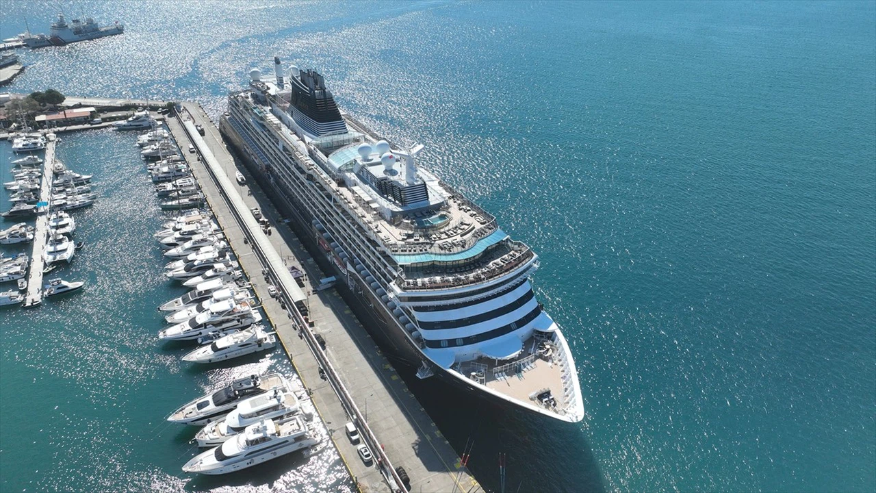 Marmaris'e 695 Yolcu Taşıyan 'Explora I' Kruvaziyeri