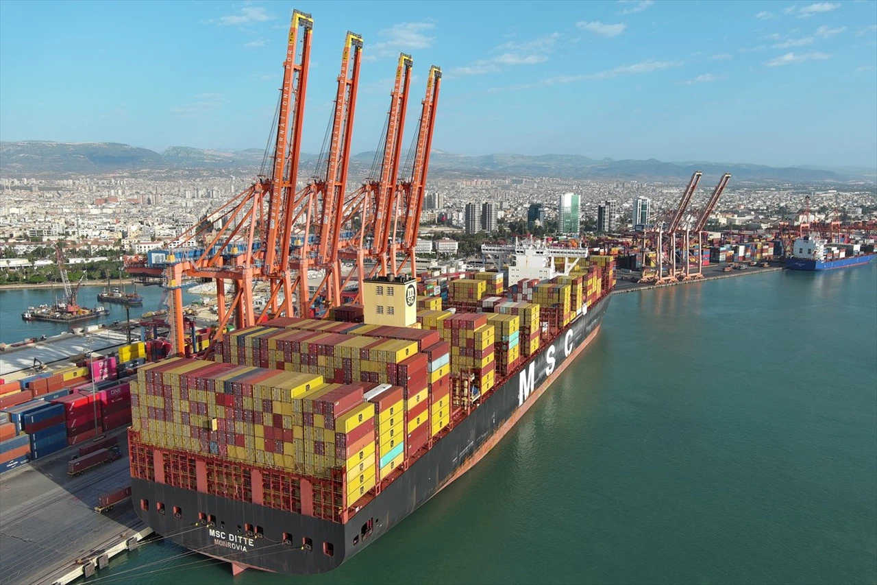 Mersin Limanı'nda Tarihi An: Yeni Terminale Dev Gemi Yanaştı