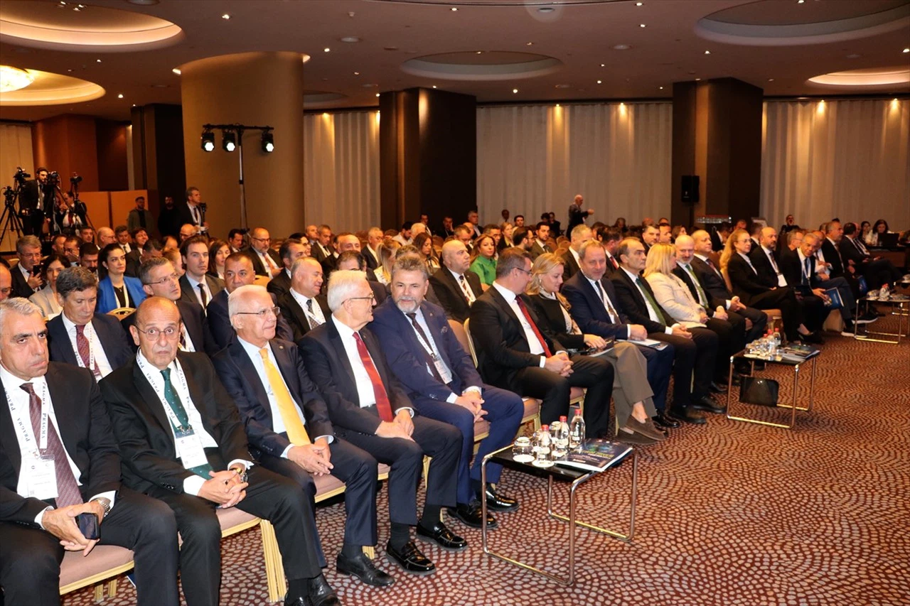 İzmir'de Savunma ve Havacılık Sanayisi Yatırım Zirvesi