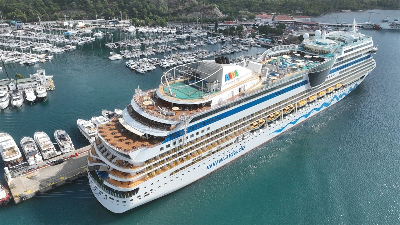 Aida Stella Kruvaziyeri Marmaris'e Geldi