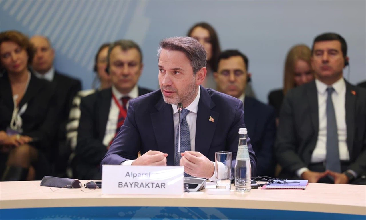 Enerji Bakanı Bayraktar’ın Moskova Çıkarması: Uluslararası Enerji İşbirlikleri