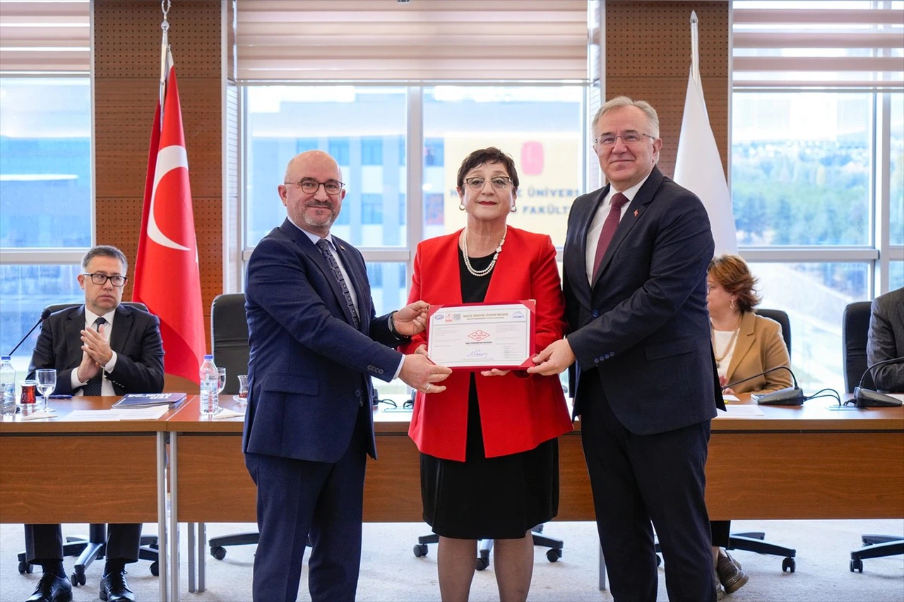 Hacettepe Üniversitesi Eğitim Fakültesi ISO 9001 Belgesi Aldı
