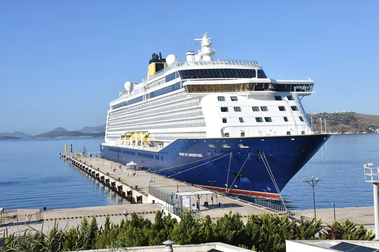 Bodrum'a Gelen 'Spirit of Adventure' Kruvaziyeri 960 Turist Getirdi