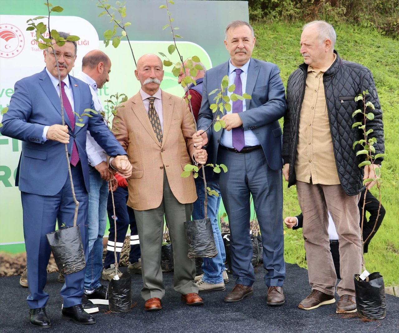 Trabzon'da Üreticilere Ücretsiz Meyve Fidanı Dağıtıldı