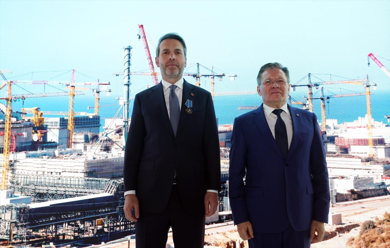 Enerji Bakanı Bayraktar'a Rusya'da 'Nükleer Alandaki Uluslararası İşbirliği Nişanı' verildi