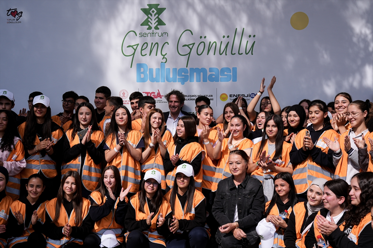 Enerjisa Enerji'nin SENTRUM Projesi, genç gönüllüleri Birgi'de bir araya getirdi