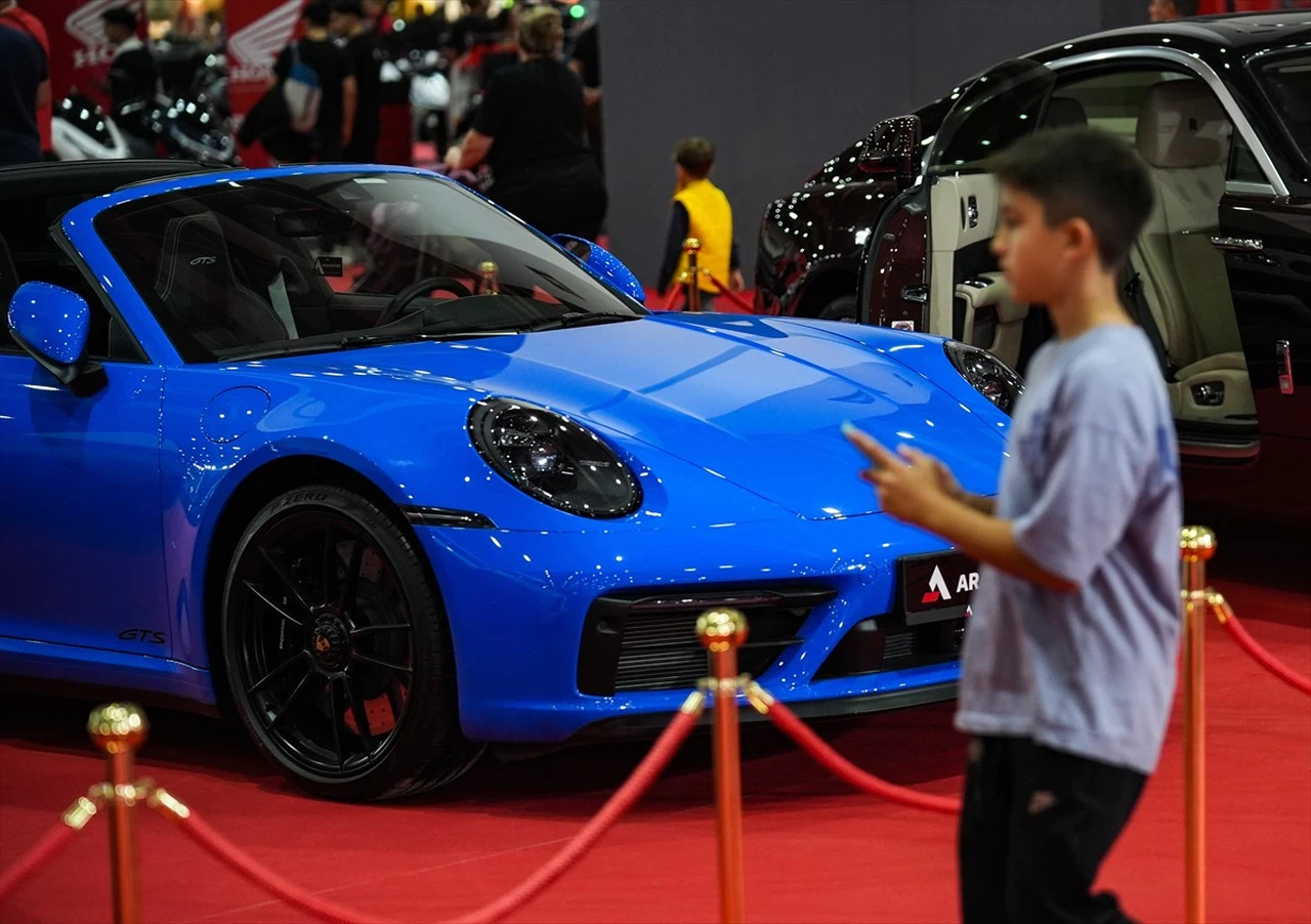 İzmir'de Motorlu Araçlar Fuarı Başladı