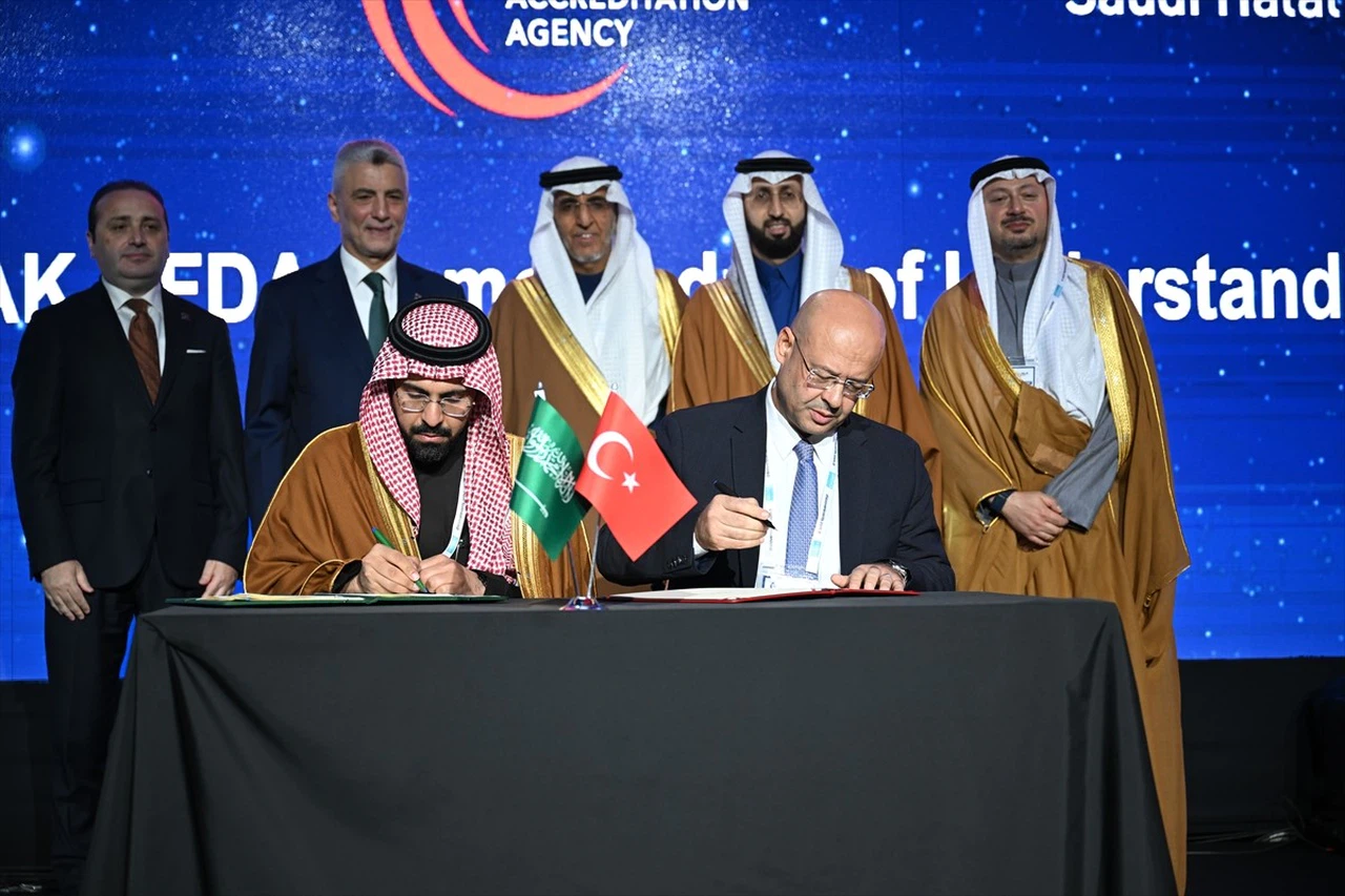 Helal Akreditasyon Kurumu ve Suudi Gıda ve İlaç Otoritesi Arasında İşbirliği Anlaşması