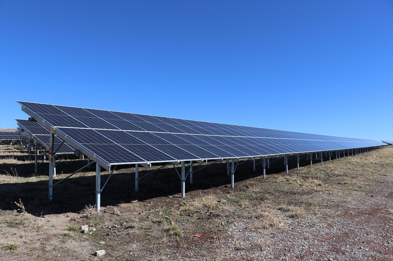 Ağrı'nın güneşi devlet desteğiyle elektrik enerjisine dönüşüyor