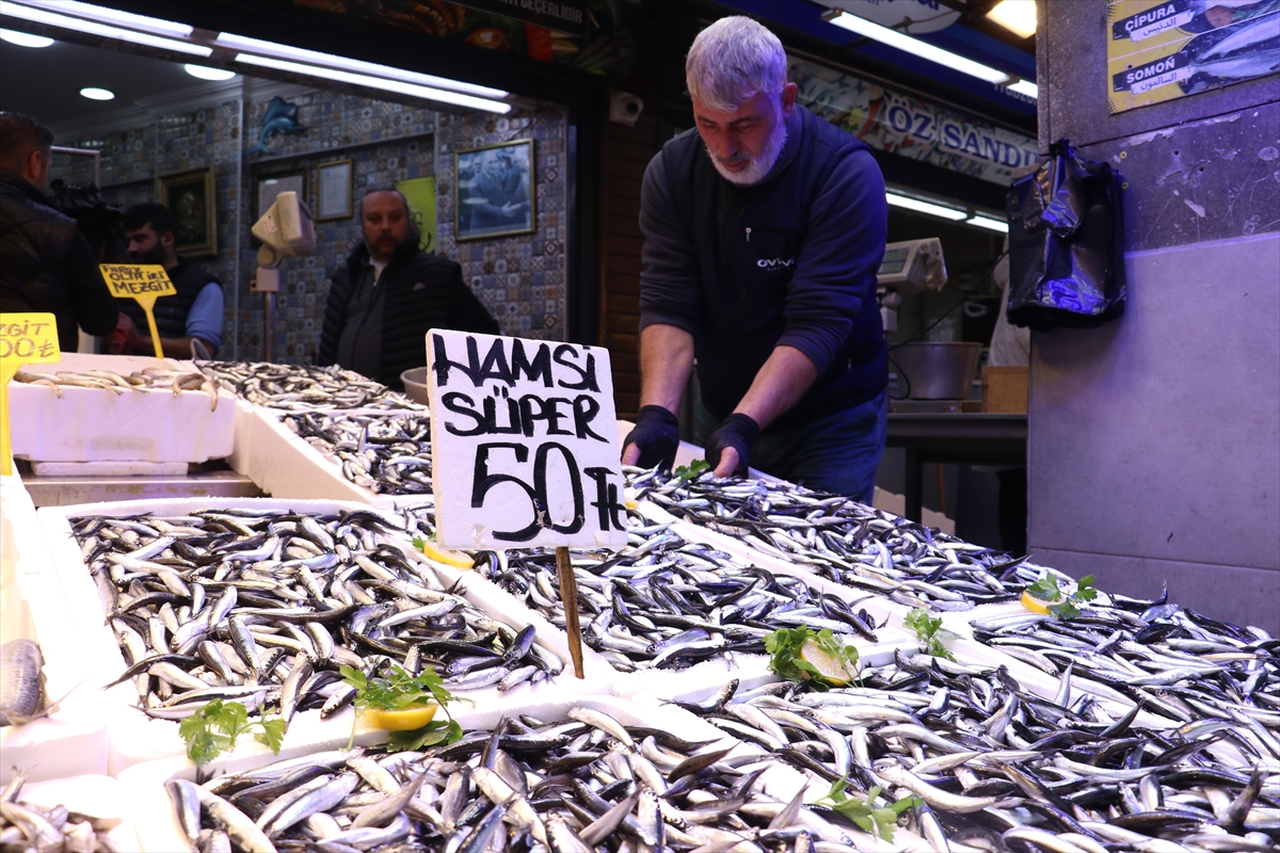 Hamsi bolluğu Trabzon'daki balıkçı tezgahlarında fiyatlara yansıdı