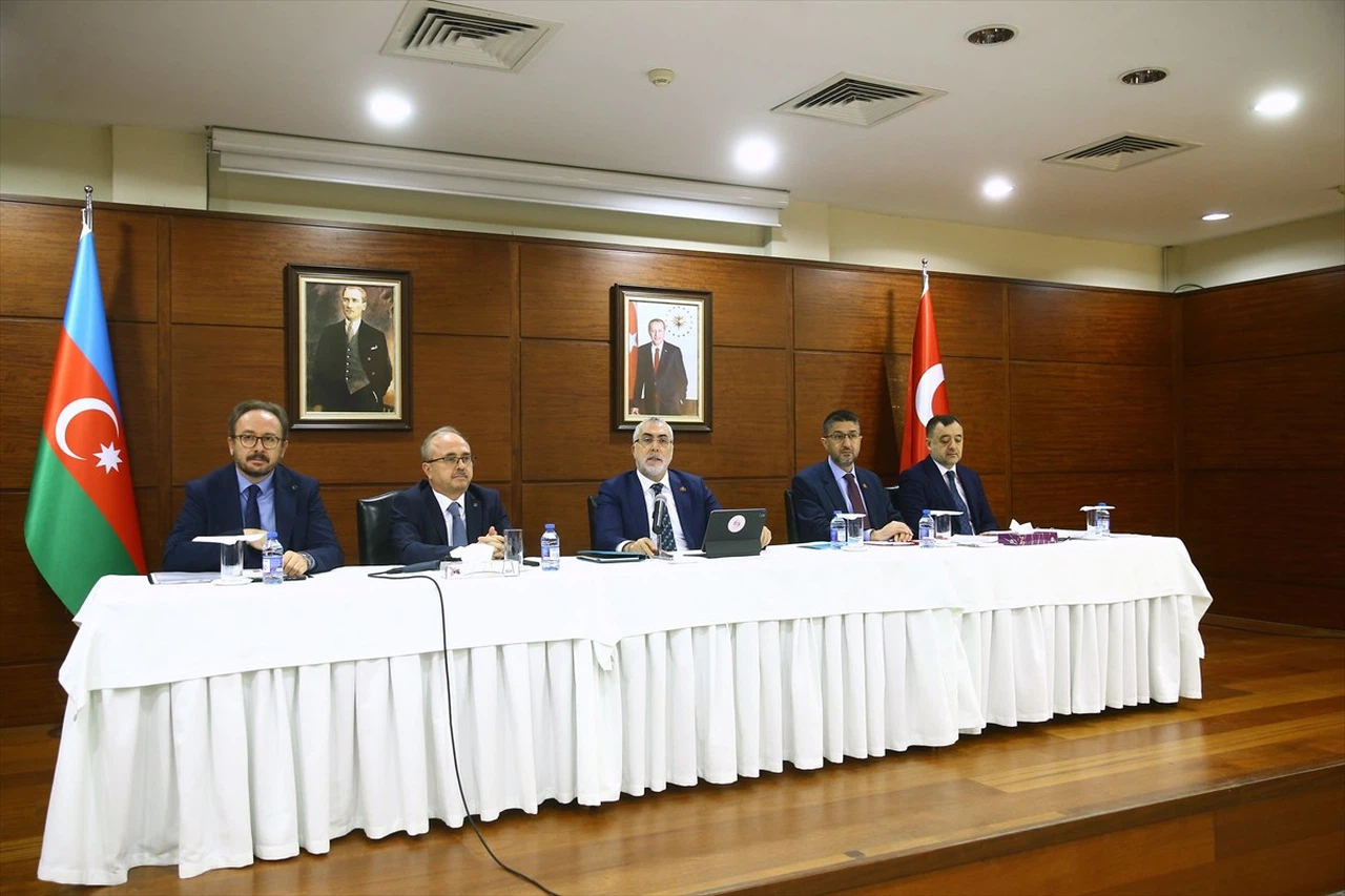 Bakan Işıkhan, Bakü'de Türk İş İnsanlarıyla Buluştu