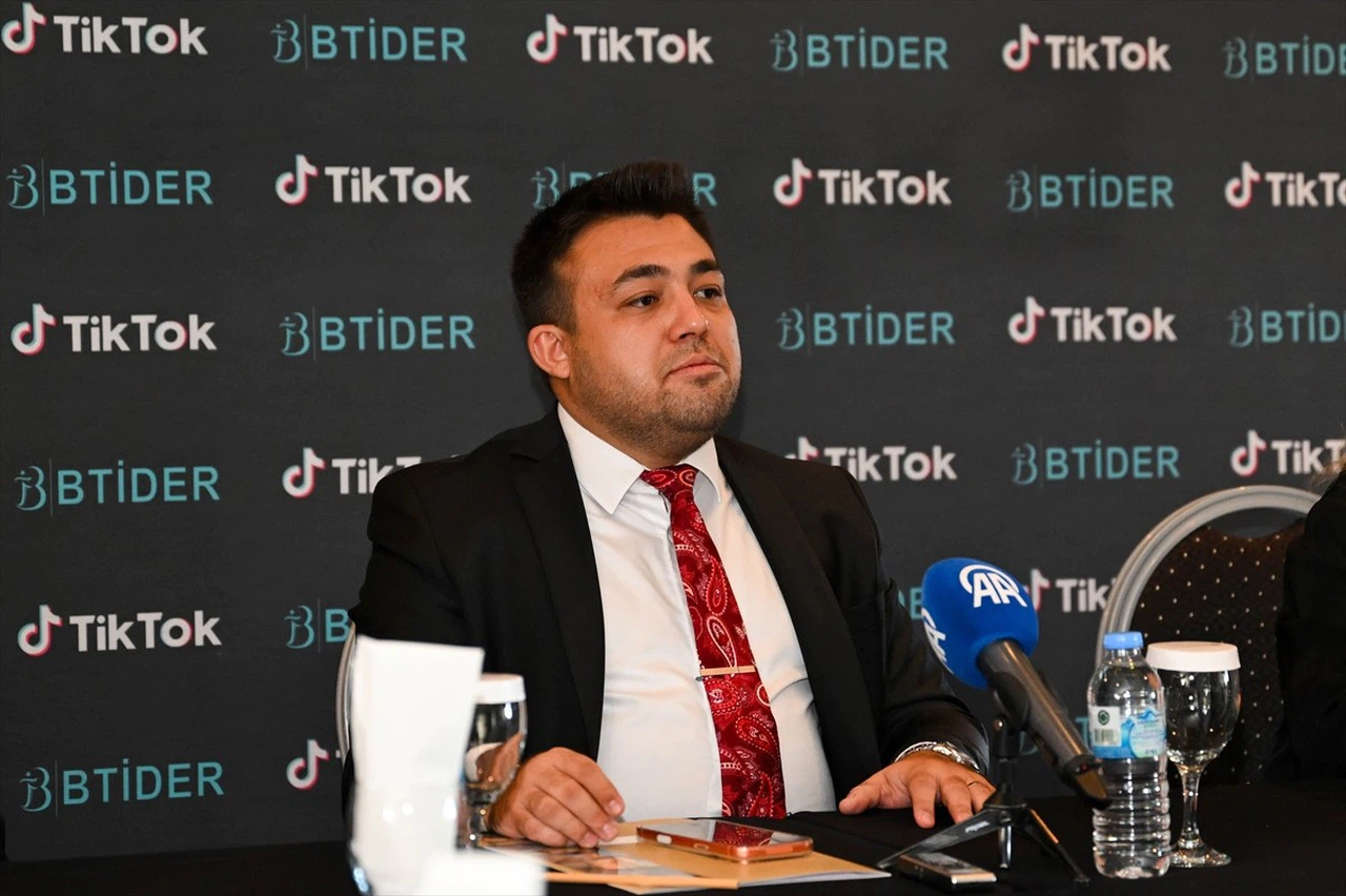 TikTok'tan Eğitim Otobüsü İle Ailelere Güvenli İnternet Eğitimi