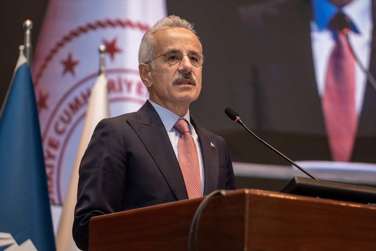 Bakan Uraloğlu, 9. Ulusal Asfalt Sempozyumu ve Sergisi'nde konuştu