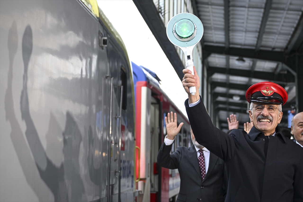 Bakan Uraloğlu, Turistik Doğu Ekspresi'nin yeni sezondaki ilk seferini uğurladı