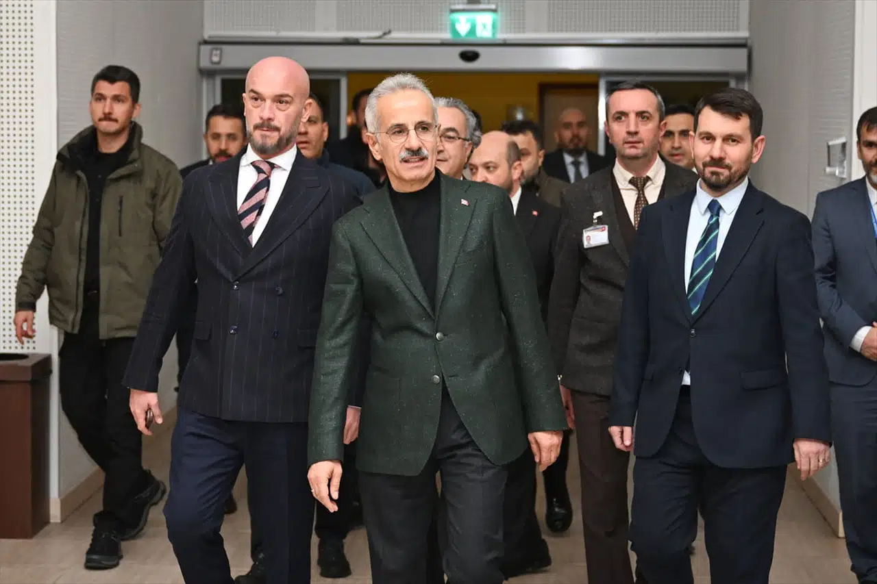 Ulaştırma ve Altyapı Bakanı Uraloğlu Hava Trafik Kontrol Merkezi'ni İnceledi