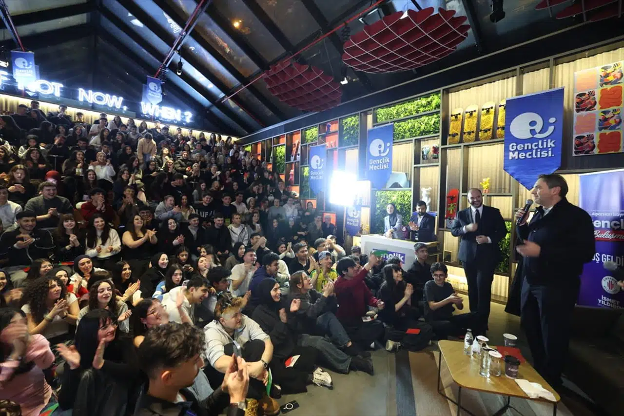 Bakan Bayraktar, Ümraniye'de Gençlerle Buluştu