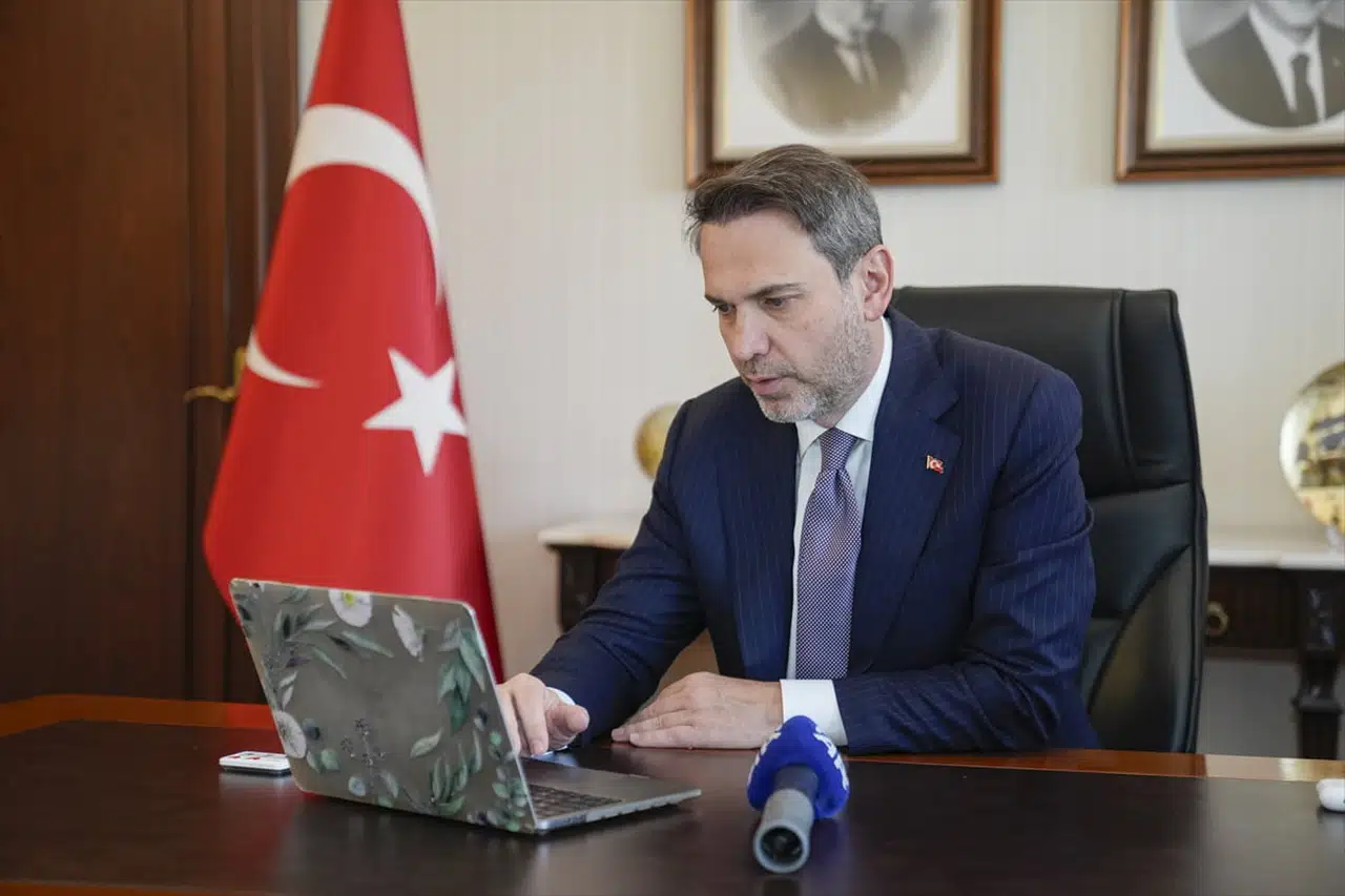 Enerji Bakanı Bayraktar, Anadolu Ajansı'nın Oylamasına Destek Verdi