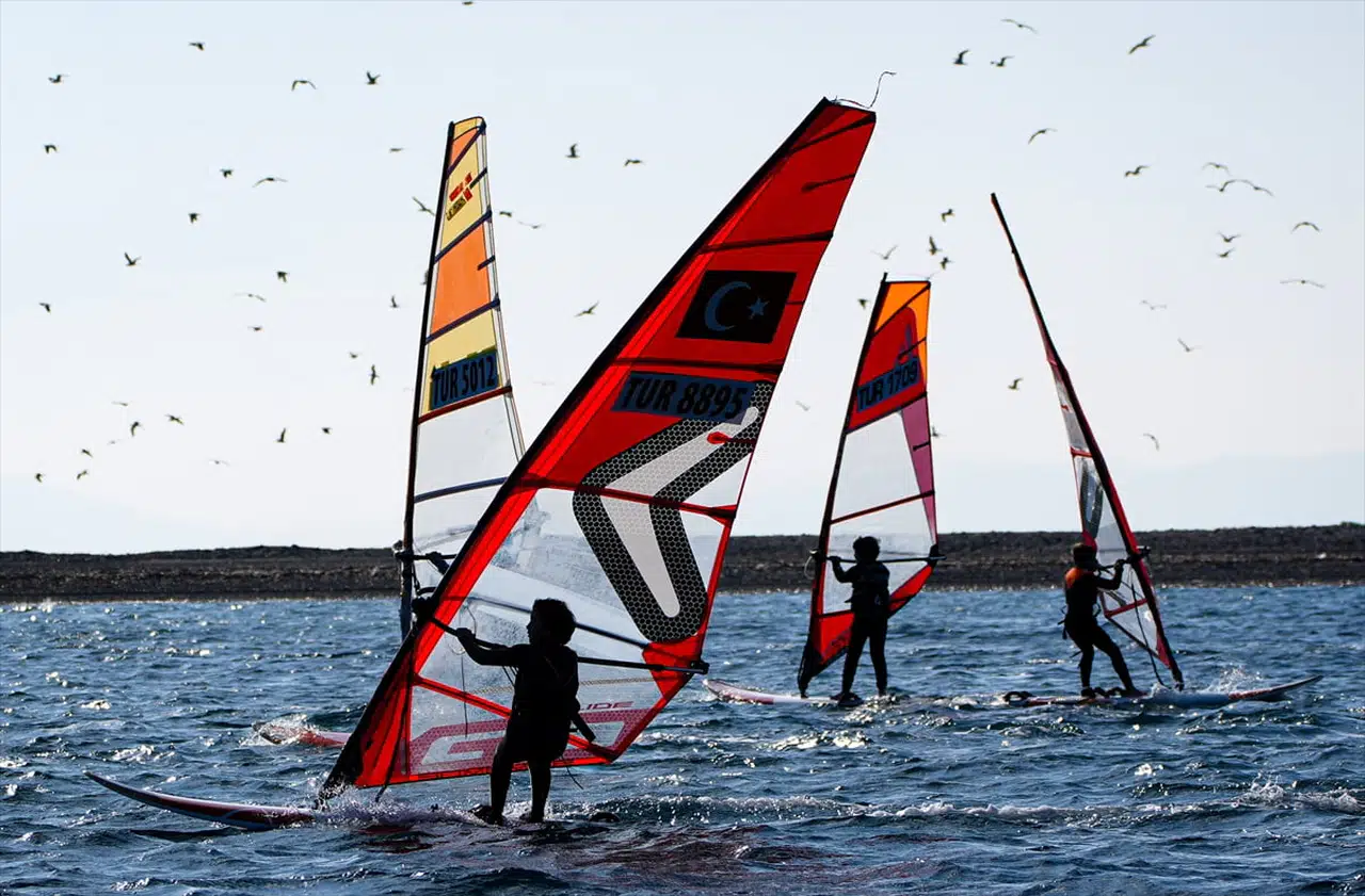 Foça'da Su Sporları Rüzgarı: Spor ve Turizmde Yeni Fırsatlar
