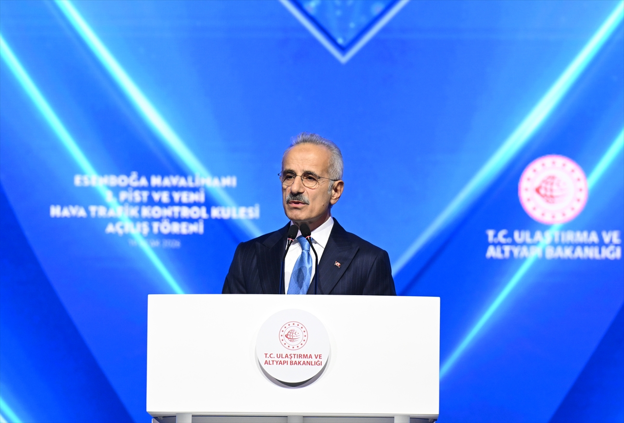 Bakan Uraloğlu, Esenboğa Havalimanı'nın 3'üncü pisti ve yeni kulesinin açılış töreninde konuştu