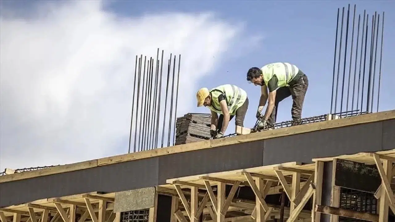 Güven endeksi ocakta hizmet ve inşaat sektörlerinde yükselirken perakende ticaret sektöründe azaldı