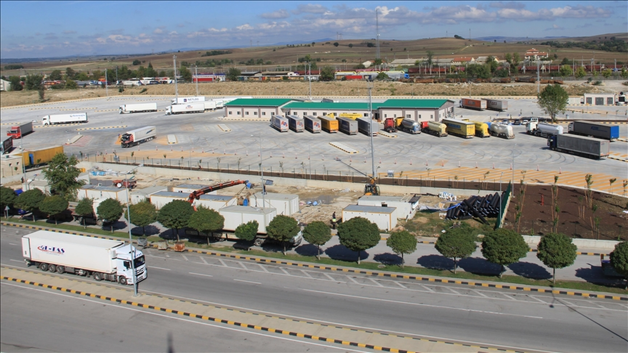 Kara yollarında emniyetli ve güvenli tır park alanları önceliklendirilecek