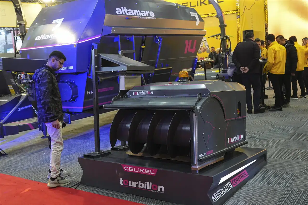 Yerli Yem İtme Robotu İle Süt Verimi Artıyor