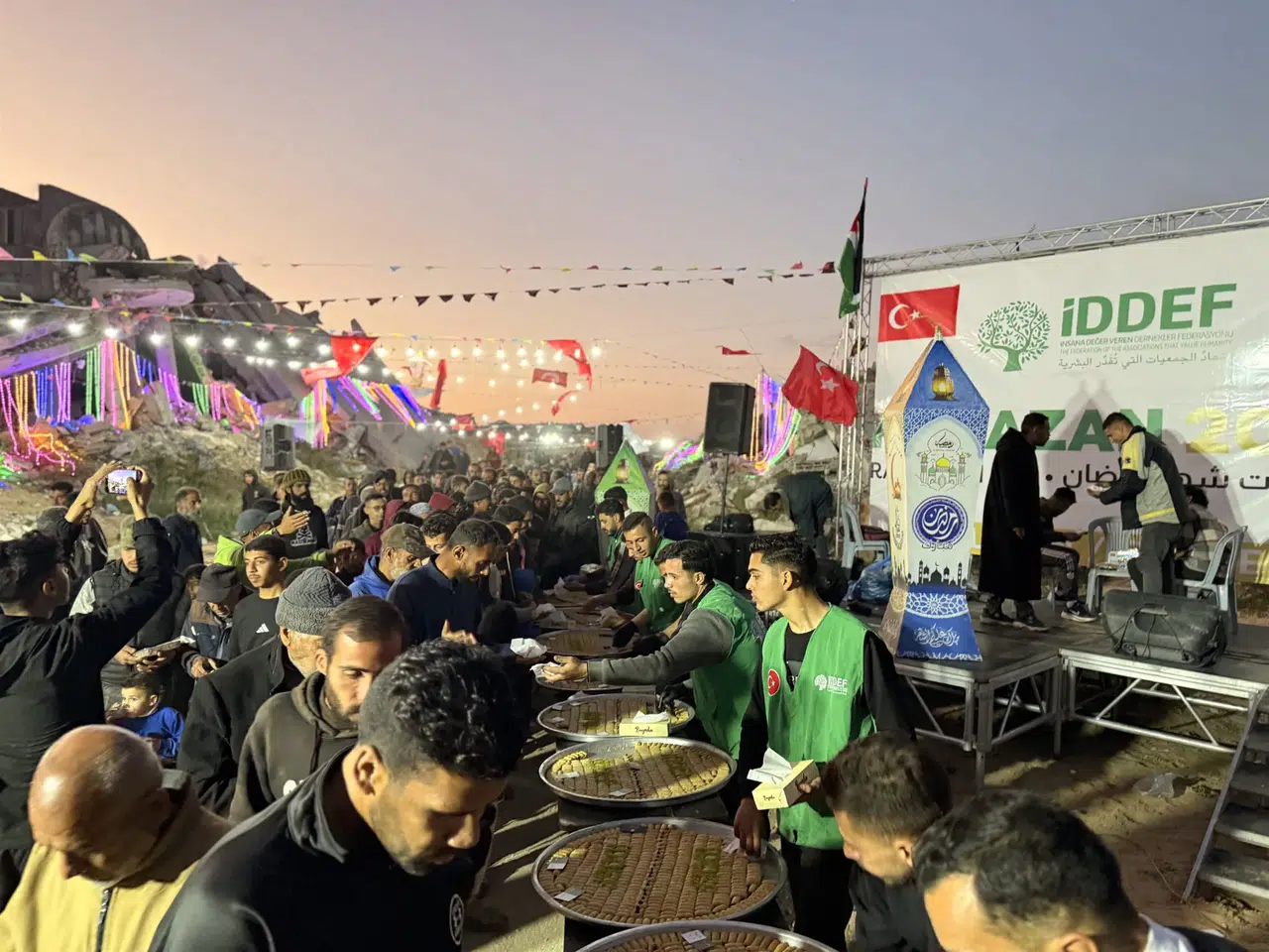 İDDEF, Gazze’de yıkıntılar arasında umut sofraları kuruyor!