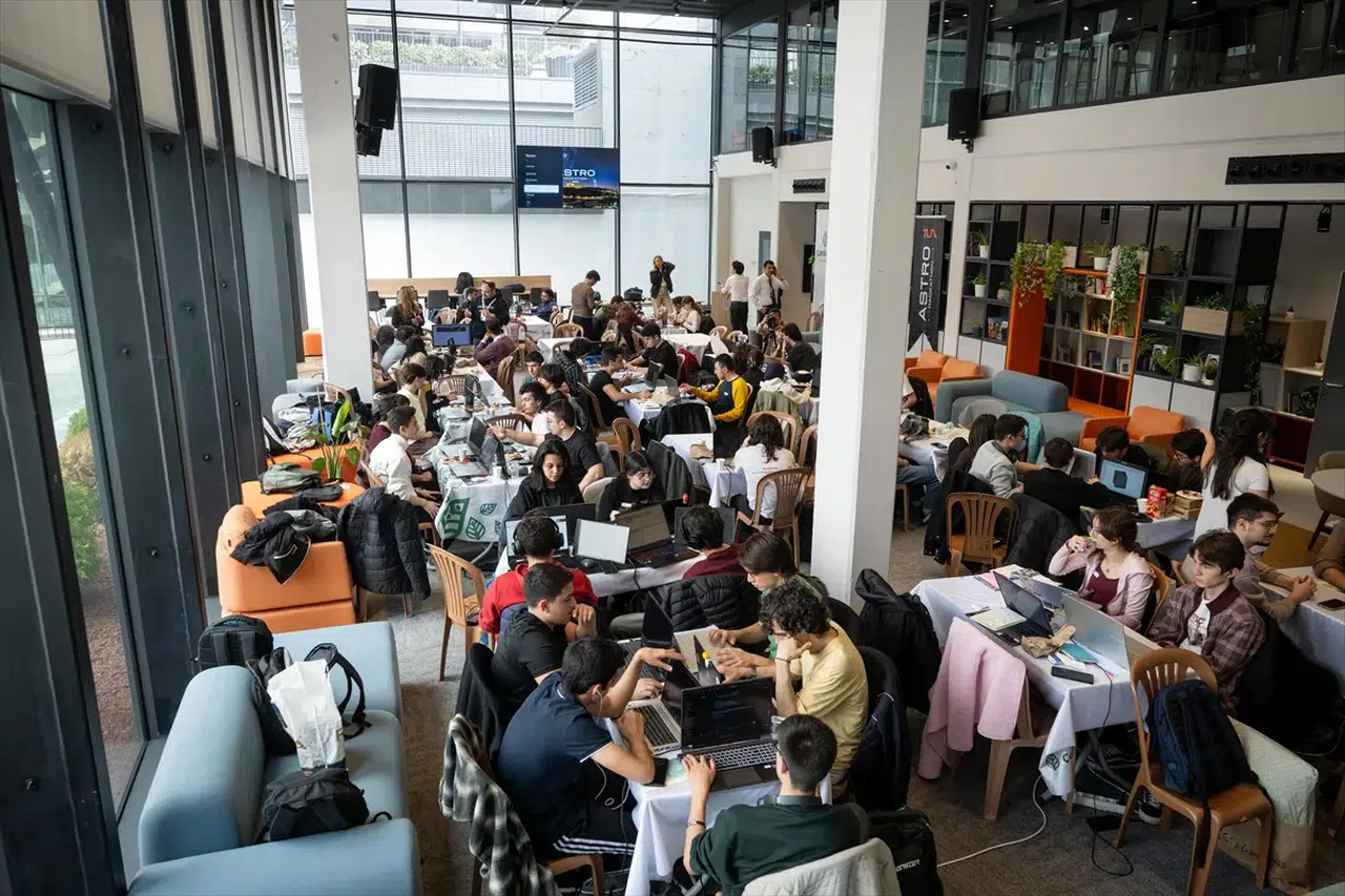 Gençler 36 Saatte Uzay Projesi Geliştiriyor: Büyük Yarış Başladı!