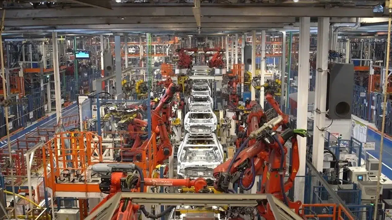 Devlerin Yarışında Mart Ayı Galibi Belli Oldu: Otomotiv Zirveyi Bırakmıyor!