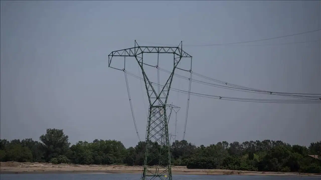 Spot elektrik piyasasında fiyatlar belli oldu: Gün ortasında sıfır lira seviyesi görüldü!