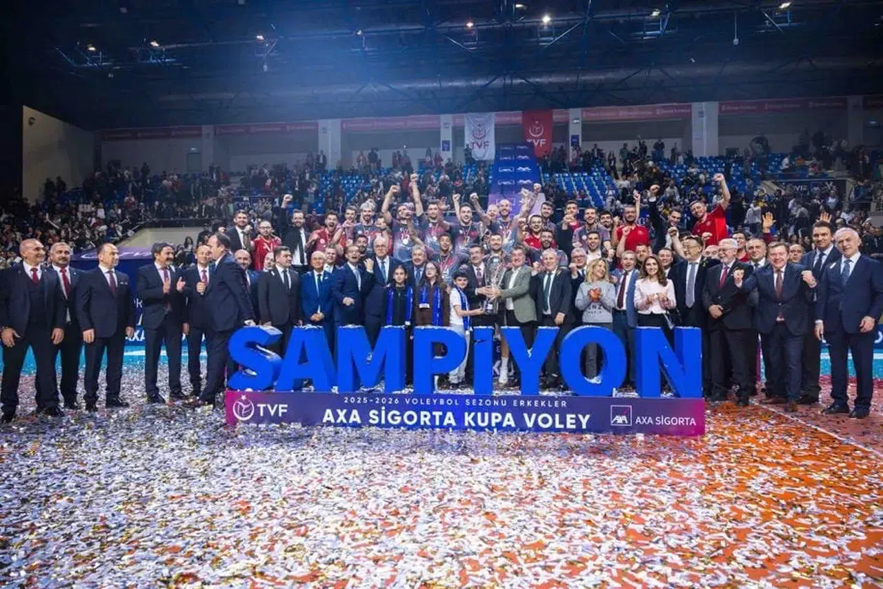 Ziraat Bankkart Kupa Voley’de şampiyonluğa ulaştı: Finalde Galatasaray’ı set vermeden geçti!