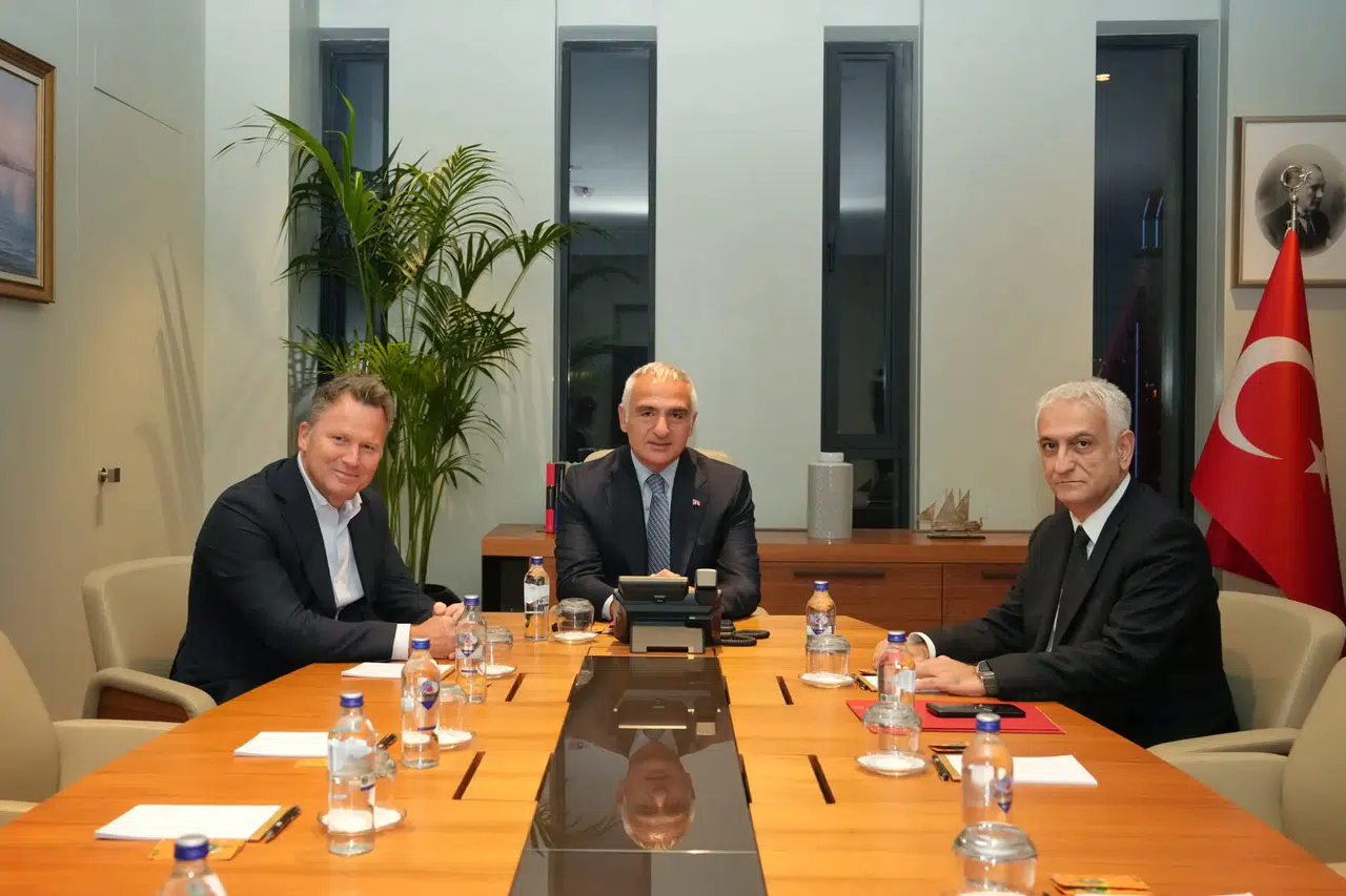 Milyonluk turist planı: Bakan Ersoy dev operatörlerle düğmeye bastı!