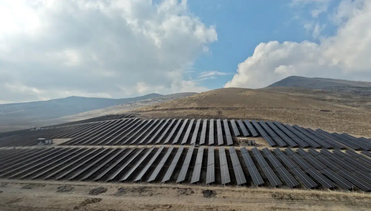 Türkiye’den dev adım: Güneş enerjisinde yılın rekoru yenilendi