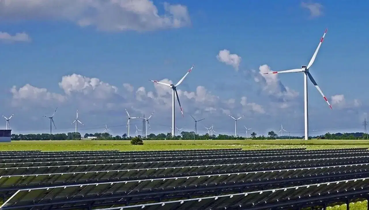 Küresel enerjide tarihi eşik: Fosil yakıtlar gerilerken temiz enerji rekora koşuyor