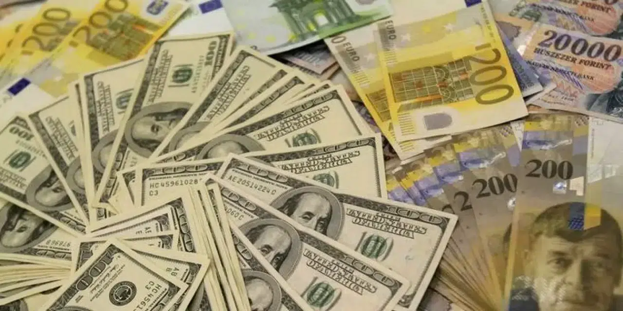 İstanbul serbest piyasada döviz açılış fiyatları 47,1840 lira ile başladı