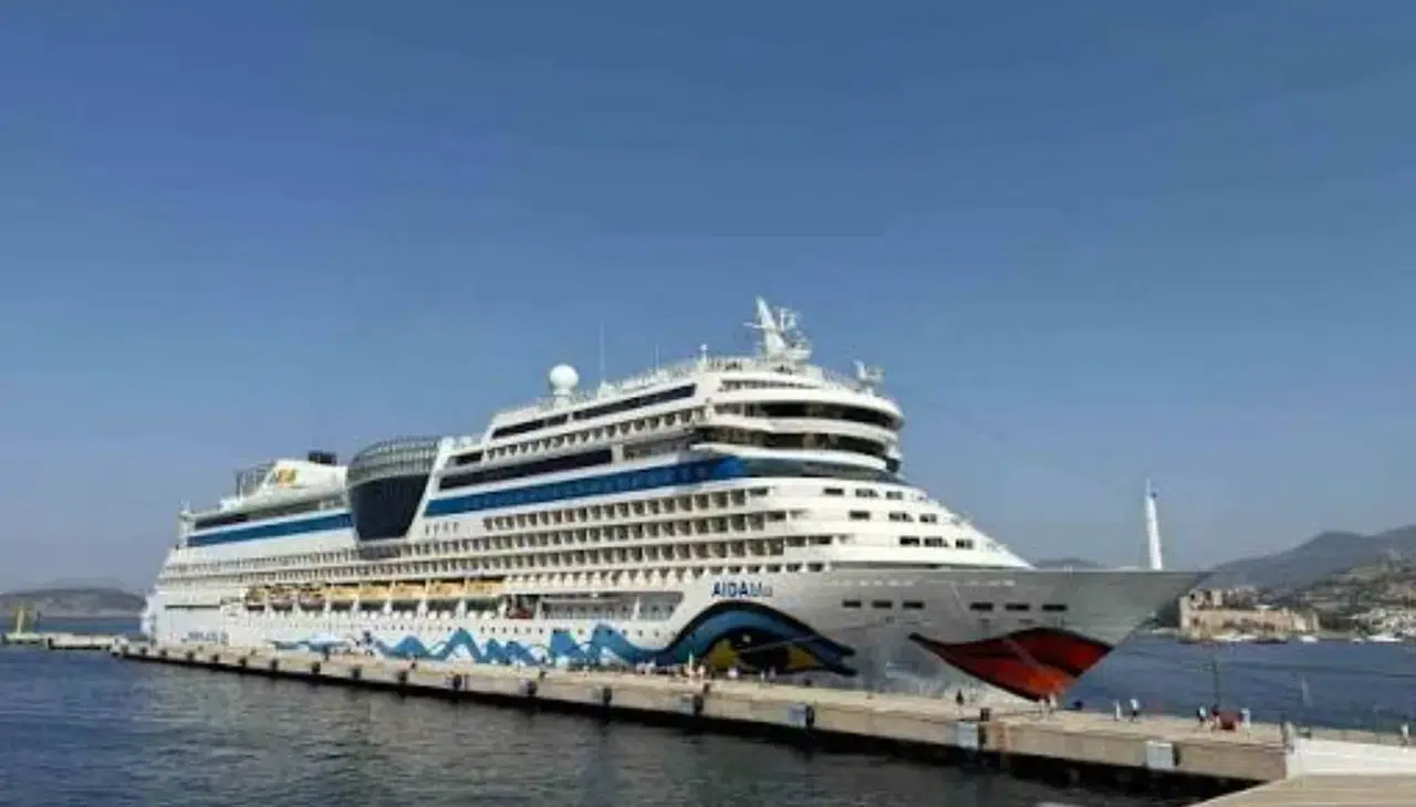 Bodrum'a gelen Mein Schiff 5 kruvaziyeri 2 bin 746 yolcu taşıdı