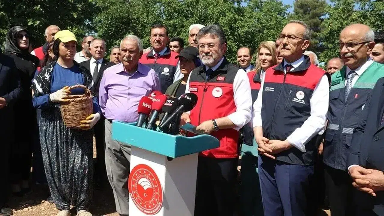 Tarım ve Orman Bakanı Yumaklı, Malatya'da kayısı hasadını yerinde inceledi