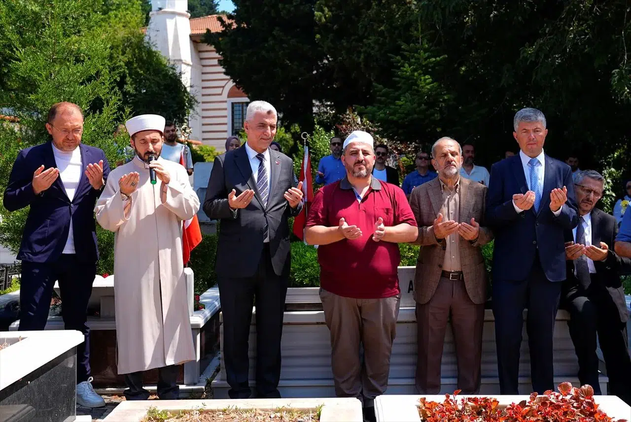 Bakan Bolat, 15 Temmuz şehitlerini anmak için Çengelköy Mezarlığı'nı ziyaret etti