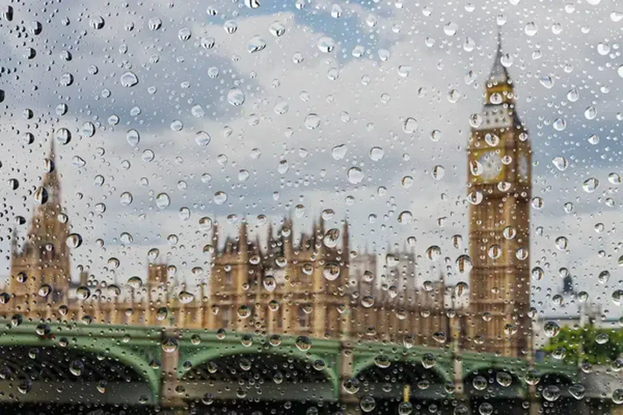 Londra'da 58 gün sonra beklenen yağmur nihayet geldi
