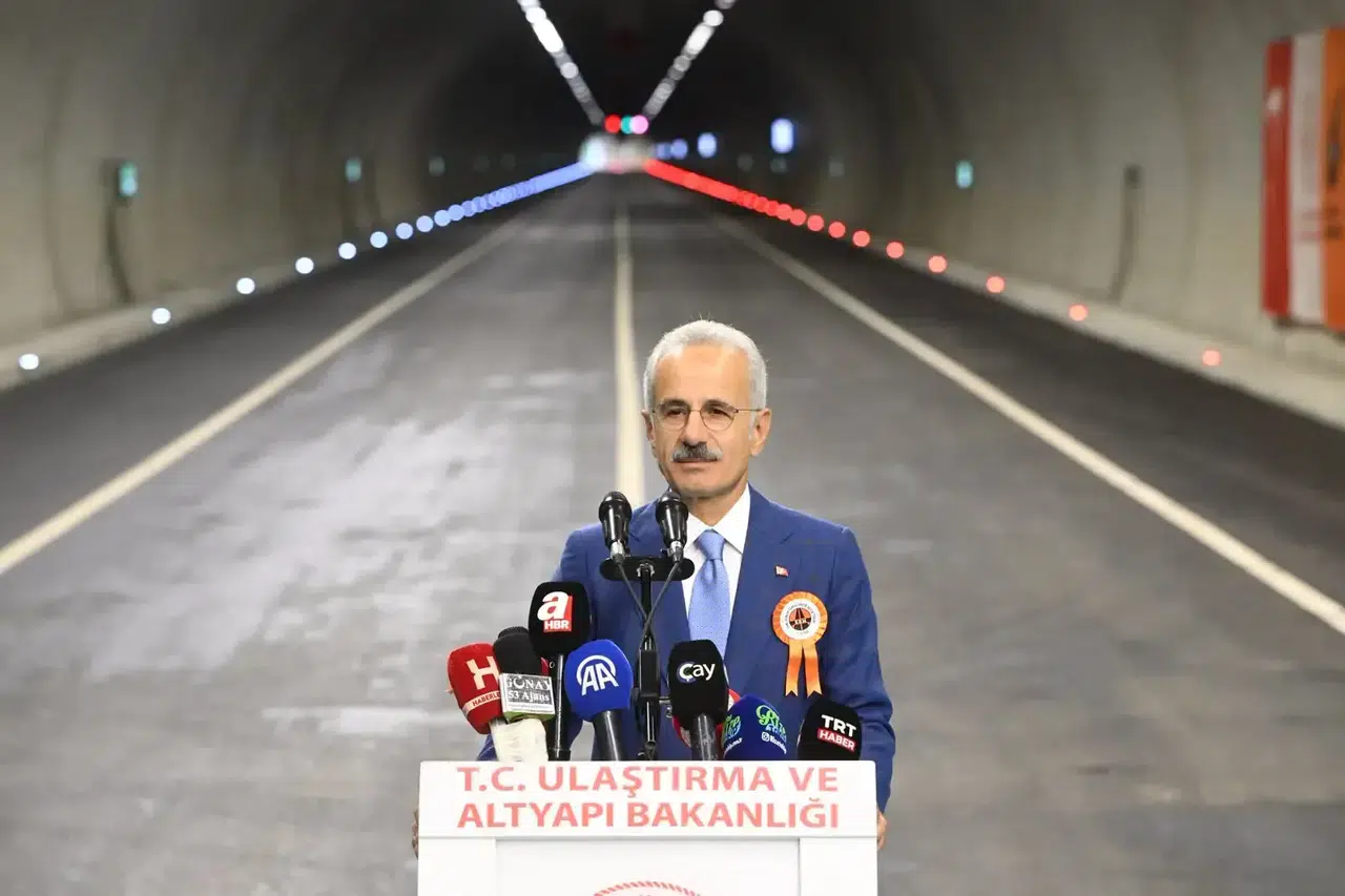 Ulaştırma Bakanı Uraloğlu, Çamlıhemşin Tüneli'nin açılışında önemli açıklamalarda bulundu
