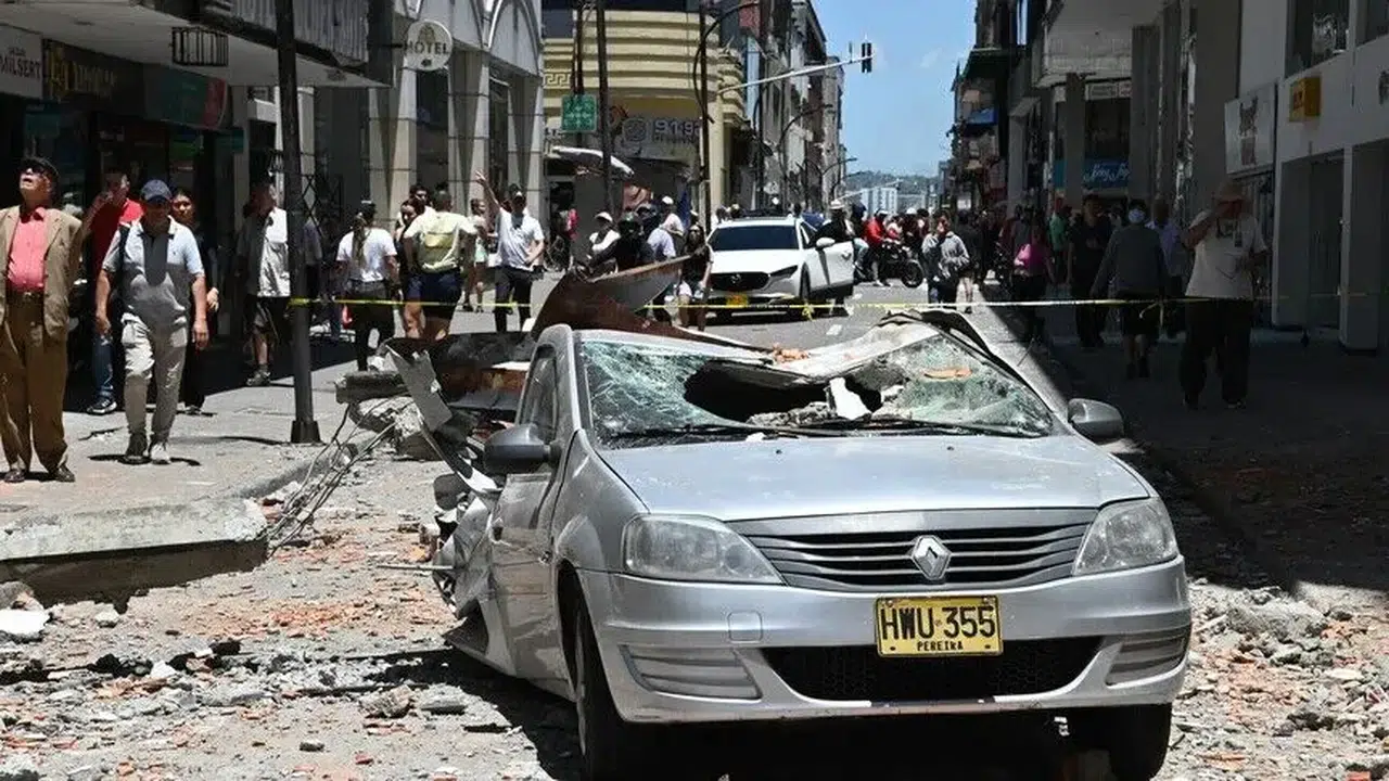 Kolombiya'da 7,4'lük yıkımın ardından acil durum ilan edildi