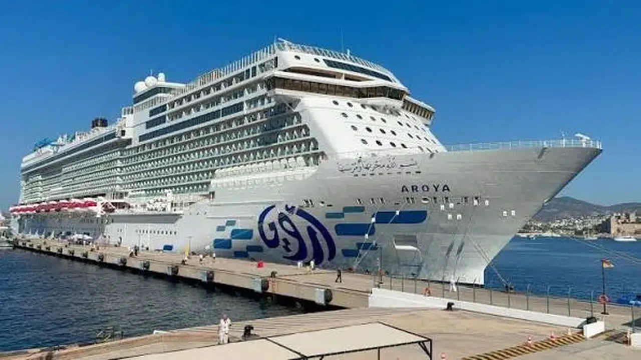 Bodrum'un turizm sezonu açıldı: Mein Schiff 5 kruvaziyeri 2 bin 756 yolcu getirdi