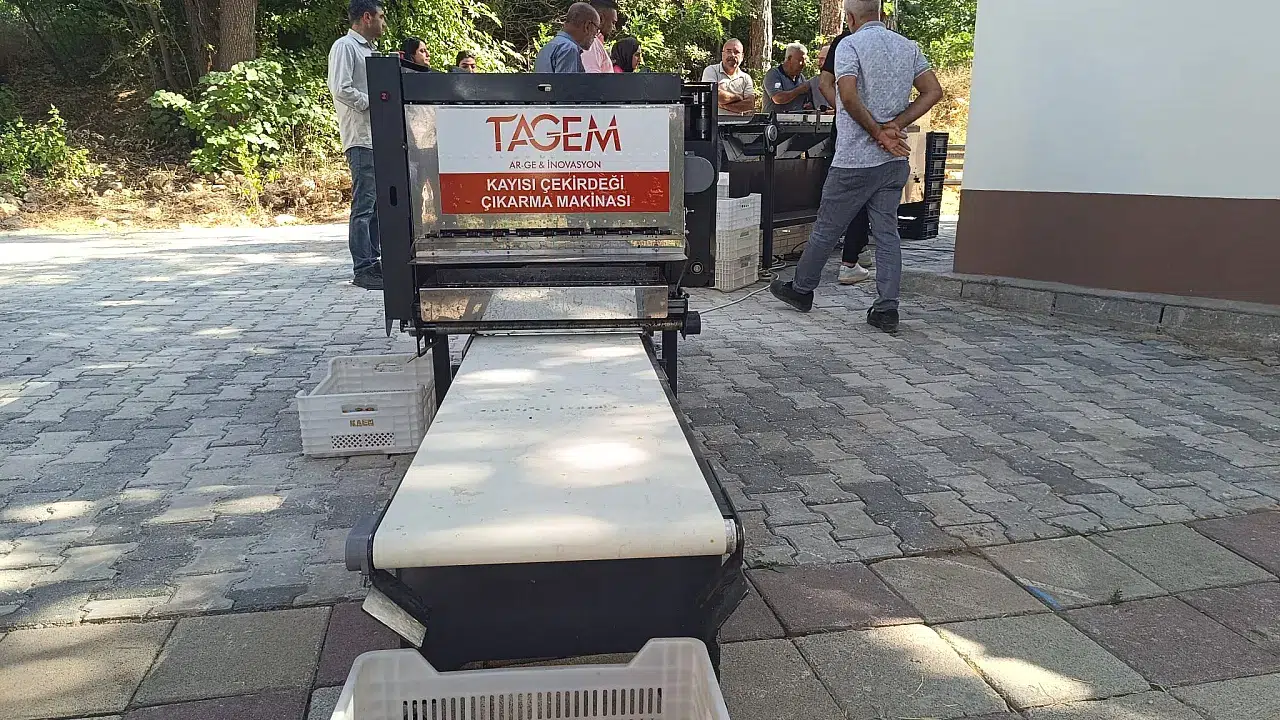 Malatya'da tarım teknolojisinde devrim: Kayısı patik makinesi tanıtıldı